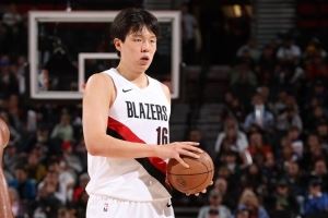 媒体人:相信小杨已有体会 在NBA要先下手为强 别客气自信多用脑 媒体人:相信小杨已有体会 在NBA要先下手为强 别客气自信多用脑